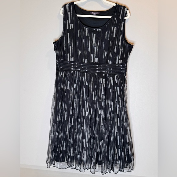 Roaman's Black and White Women’s dress, size 18 - Picture 2 of 5